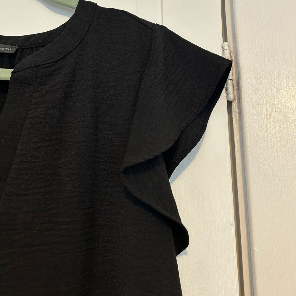Adrianna Papell Black Ruffle Sleeve Top. Size large - Picture 4 of 6